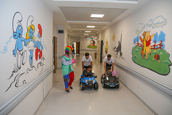 Çocuklar için hastaneyi oyun parkına çevirdiler